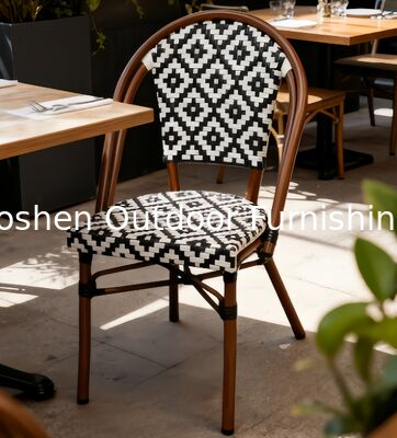 Silla de comedor al aire libre estilo parisino Yoshen en ratán tejido geométrico con patrón blanco y negro