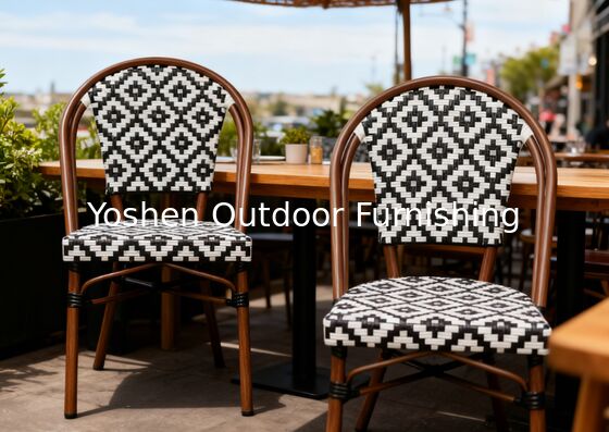 Silla de comedor al aire libre estilo parisino Yoshen en ratán tejido geométrico con patrón blanco y negro