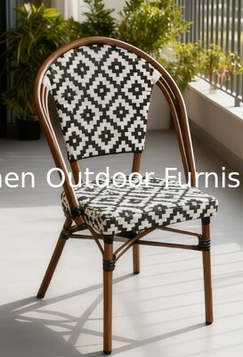 Silla de comedor al aire libre estilo parisino Yoshen en ratán tejido geométrico con patrón blanco y negro