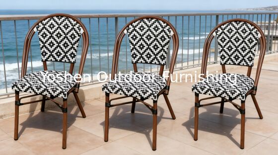 Silla de comedor al aire libre estilo parisino Yoshen en ratán tejido geométrico con patrón blanco y negro