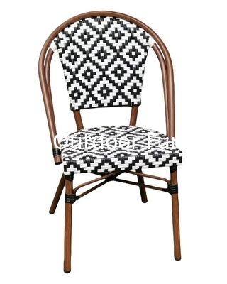 Silla de comedor al aire libre estilo parisino Yoshen en ratán tejido geométrico con patrón blanco y negro