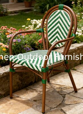 Silla verde comercial para exteriores de vidrio sintético y bambú con espalda curva apilada