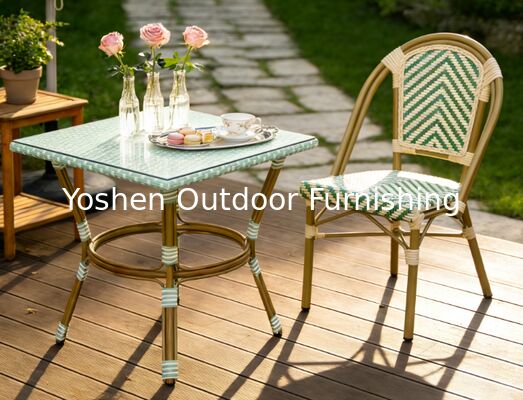 Fácil limpieza Cuatro plazas cuadradas Mesa de comedor de ratan de aluminio para Hote Restaurante con tapa de vidrio