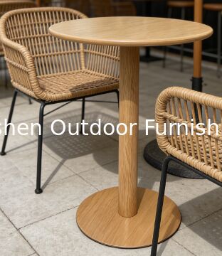 Mesa de bar para exteriores con tapa de aluminio dorado champán para balcón, terraza y zona lounge. Diseño minimalista