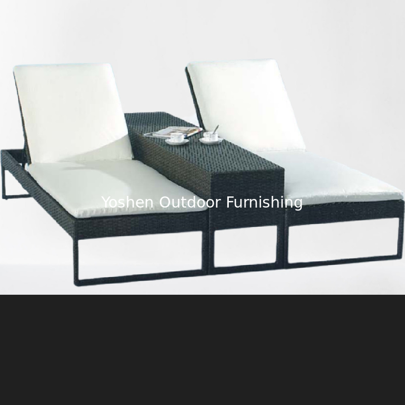 Lugar de lujo con una tumbona interior, doble tumbona con sombrilla, moderna tumbona al aire libre, doble...